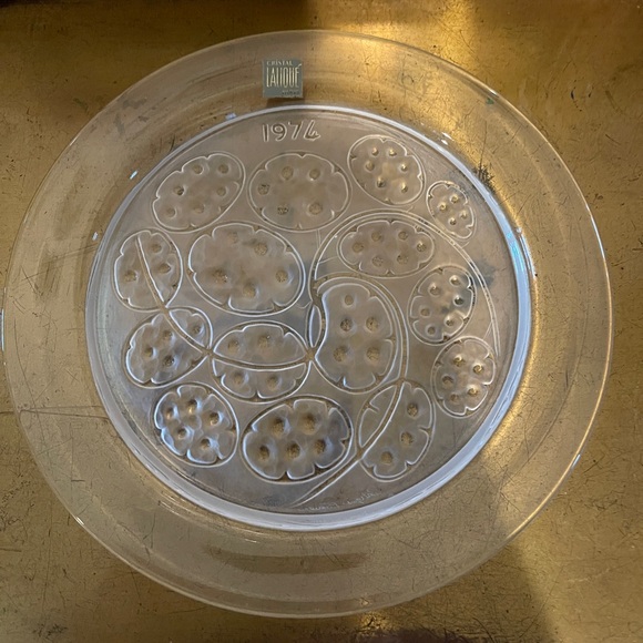 1974 Annual Plate by Lalique Cristal, SILVER PENNIES/SOUS D’ ARGENT - Picture 3 of 12